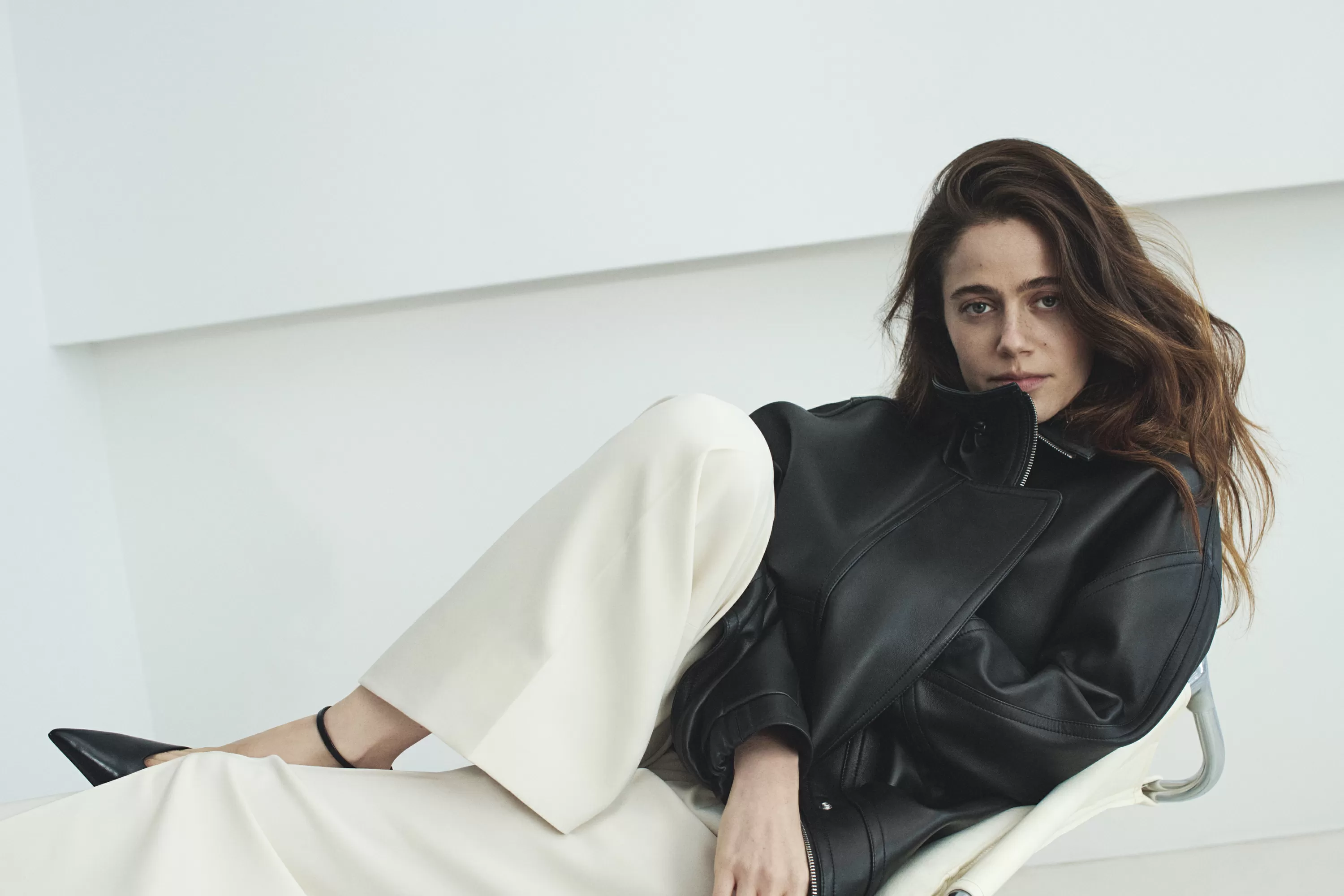 Theory’s New Spring Campaign Stars Molly Gordon and Ken Leung