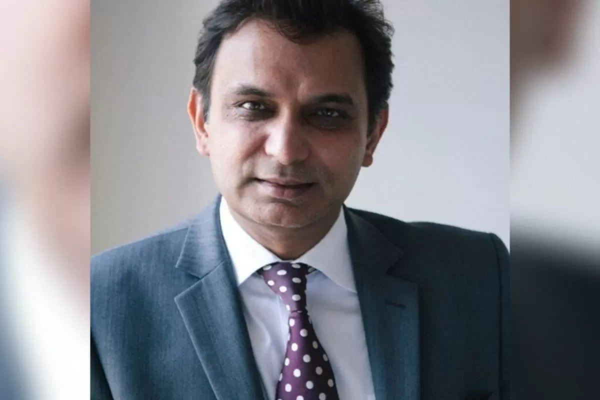 Indian-Origin Surgeon Carries Out UK's First Long-Distance Robotic Surgery From 2,400 Km Away