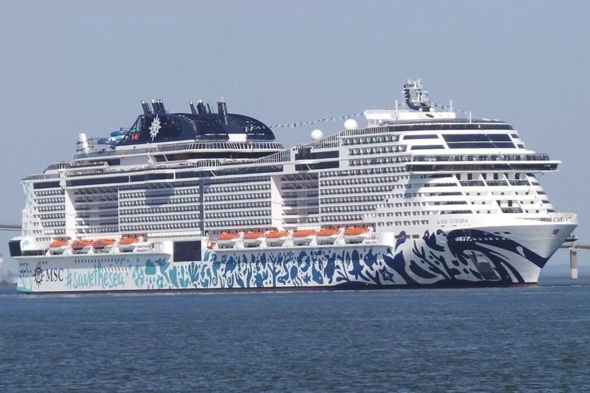 Dancing Under Drones: Tourists Party On Luxury Cruise As Gulf War Explodes Overhead