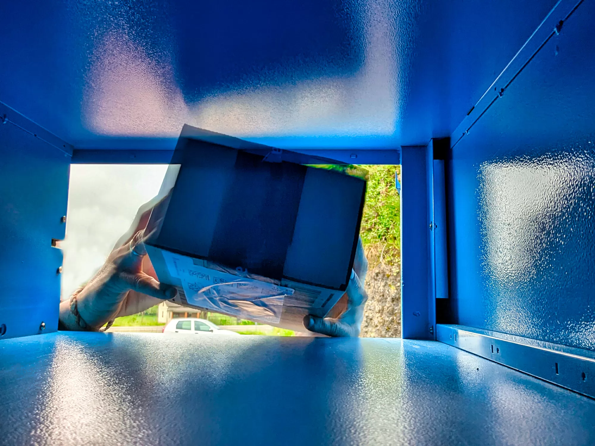 Man Calls Out Major Problem With Amazon Lockers: 'Compromised'